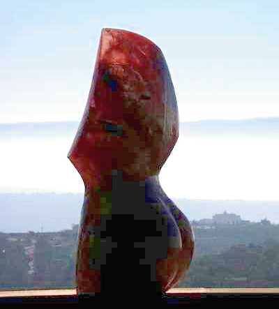TORSE DE FEMME ROUGE - Sculpture en résine et verre de Michel BECKER - Vue en contre-jour